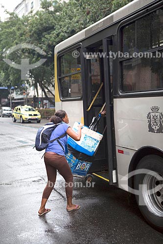  Vendedor ambulante subindo em ônibus na Avenida Ataúfo de Paiva  - Rio de Janeiro - Rio de Janeiro (RJ) - Brasil