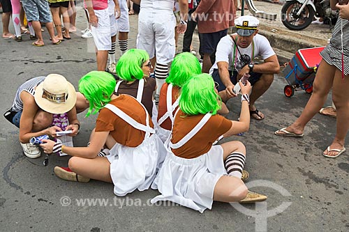  Foliões fantasiados na concentração do bloco de carnaval de rua Simpatia é Quase Amor na Avenida Vieira Souto  - Rio de Janeiro - Rio de Janeiro (RJ) - Brasil