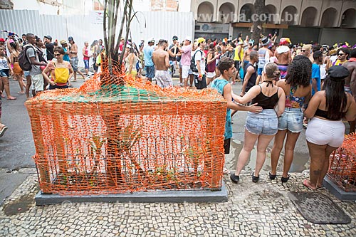  Canteiro de árvore protegido na Rua Teixeira de Melo durante o desfile do bloco de carnaval de rua Simpatia é Quase Amor  - Rio de Janeiro - Rio de Janeiro (RJ) - Brasil
