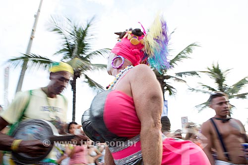  Folião fantasiado de mulher durante o desfile do bloco de carnaval de rua Banda de Ipanema  - Rio de Janeiro - Rio de Janeiro (RJ) - Brasil
