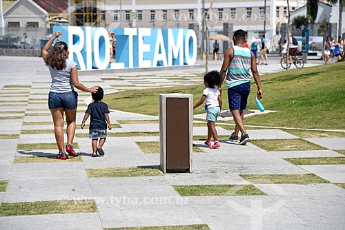  Casal e crianças passeando na Praça Mauá com letreiro com os dizeres: Rio Te Amo - ao fundo  - Rio de Janeiro - Rio de Janeiro (RJ) - Brasil