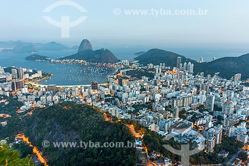  Vista do pôr do sol na Enseada de Botafogo a partir do Mirante Dona Marta com o Pão de Açúcar ao fundo  - Rio de Janeiro - Rio de Janeiro (RJ) - Brasil