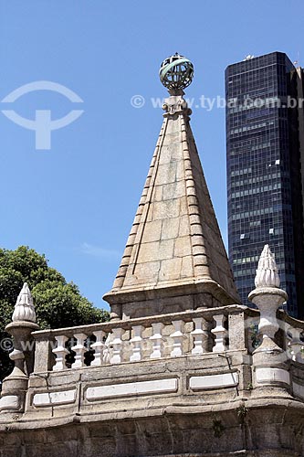  Chafariz do Mestre Valentim (1789) - também conhecido com Chafariz da Pirâmide - com o Edifício Centro Candido Mendes ao fundo  - Rio de Janeiro - Rio de Janeiro (RJ) - Brasil