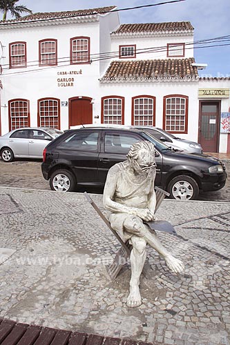  Estátua de Carlos Scliar com a Casa-Ateliê Carlos Scliar ao fundo  - Cabo Frio - Rio de Janeiro (RJ) - Brasil