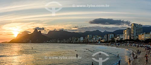  Vista do pôr do sol a partir da Pedra do Arpoador com o Morro Dois Irmãos e a Pedra da Gávea ao fundo  - Rio de Janeiro - Rio de Janeiro (RJ) - Brasil