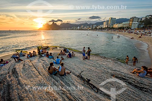  Vista do pôr do sol a partir da Pedra do Arpoador com o Morro Dois Irmãos e a Pedra da Gávea ao fundo  - Rio de Janeiro - Rio de Janeiro (RJ) - Brasil