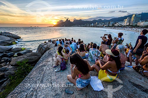  Vista do pôr do sol a partir da Pedra do Arpoador com o Morro Dois Irmãos e a Pedra da Gávea ao fundo  - Rio de Janeiro - Rio de Janeiro (RJ) - Brasil