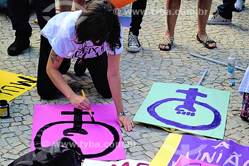  Manifestante prepara cartaz durante manifestação ao Dia Internacional da Mulher  - Rio de Janeiro - Rio de Janeiro (RJ) - Brasil