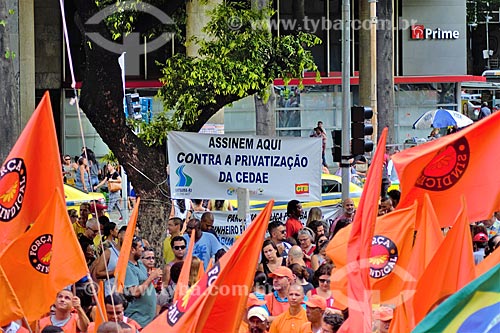  Ponto de coleta de assinaturas contra a privatização da CEDAE (Companhia Estadual de Águas e Esgotos) durante a manifestação contra a reforma da previdência  - Rio de Janeiro - Rio de Janeiro (RJ) - Brasil