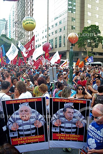 Cartazes de políticos fantasiados de detentos durante manifestação contra a reforma da previdência proposta pelo governo de Michel Temer  - Rio de Janeiro - Rio de Janeiro (RJ) - Brasil