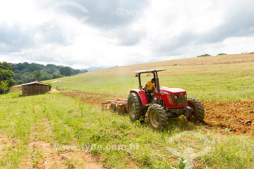  Trator arando o solo na zona rural da cidade de Guarani  - Guarani - Minas Gerais (MG) - Brasil