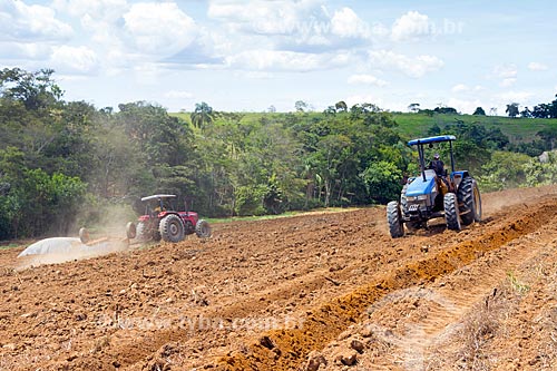  Trator arando o solo na zona rural da cidade de Guarani  - Guarani - Minas Gerais (MG) - Brasil