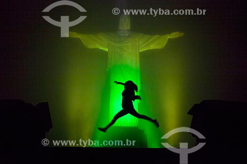  Silhueta de mulher saltando em frente ao Cristo Redentor (1931) com iluminação especial - Verde e Amarelo  - Rio de Janeiro - Rio de Janeiro (RJ) - Brasil