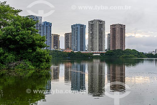  Vista da Lagoa de Marapendi com prédios do bairro da Barra da Tijuca ao fundo  - Rio de Janeiro - Rio de Janeiro (RJ) - Brasil