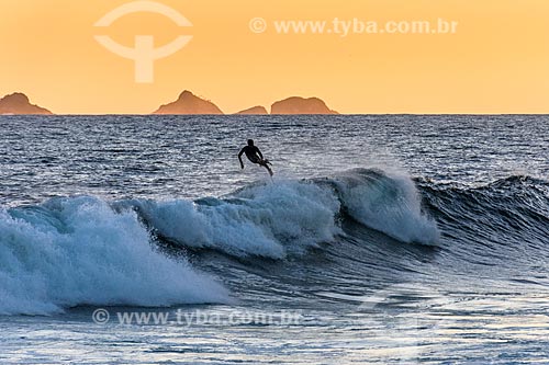 Surfista na Praia de Ipanema durante o pôr do sol  - Rio de Janeiro - Rio de Janeiro (RJ) - Brasil