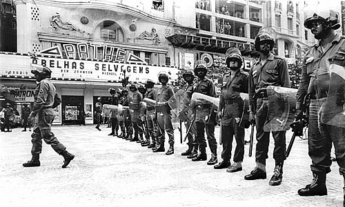  Repressão às manifestações durante o Regime Militar na Cinelândia com o Cine Pathé ao fundo  - Rio de Janeiro - Rio de Janeiro (RJ) - Brasil