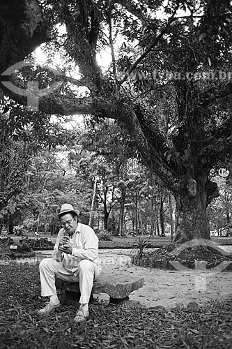  Tom Jobim sob sombra de mangueira no Jardim Botânico do Rio de Janeiro  - Rio de Janeiro - Rio de Janeiro (RJ) - Brasil