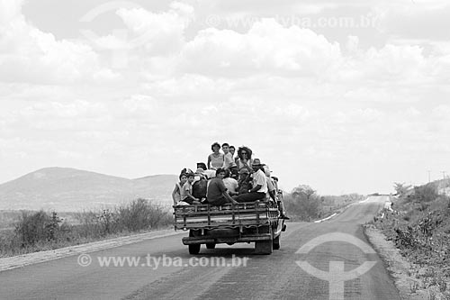  Transporte irregular de romeiros em caminhonete - também chamado de Pau de arara - para a romaria na cidade de Monte Santo  - Monte Santo - Bahia (BA) - Brasil