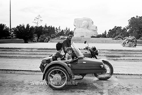  Família em motocicleta com sidecar no Parque Lenin com busto de mármore de Lenin ao fundo  - Havana - Província de Ciudad de La Habana - Cuba