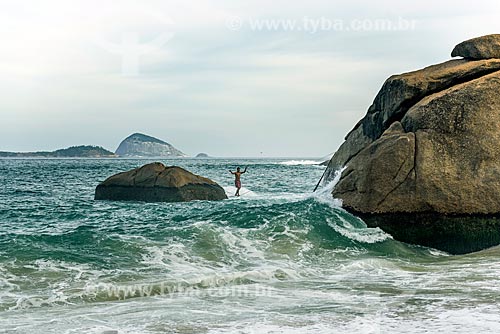  Praticante de slackline na Praia do Vidigal com o Monumento Natural das Ilhas Cagarras ao fundo  - Rio de Janeiro - Rio de Janeiro (RJ) - Brasil