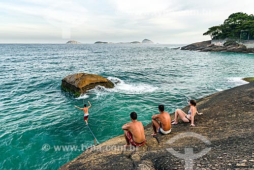  Praticantes de slackline na Praia do Vidigal  - Rio de Janeiro - Rio de Janeiro (RJ) - Brasil