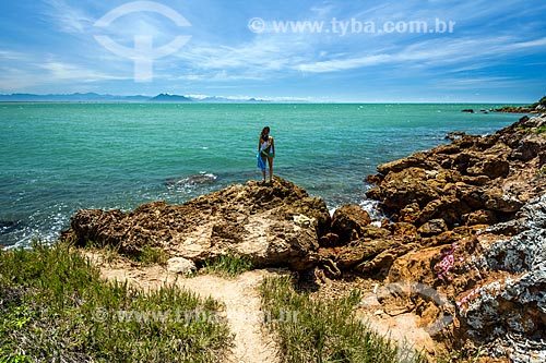  Mulher na orla da Praia Rasa  - Armação dos Búzios - Rio de Janeiro (RJ) - Brasil