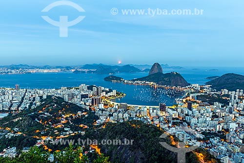  Vista do anoitecer na Enseada de Botafogo com o Pão de Açúcar a partir do Mirante Dona Marta  - Rio de Janeiro - Rio de Janeiro (RJ) - Brasil