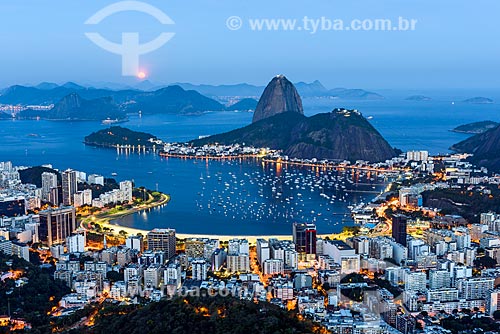  Vista do anoitecer na Enseada de Botafogo com o Pão de Açúcar a partir do Mirante Dona Marta  - Rio de Janeiro - Rio de Janeiro (RJ) - Brasil