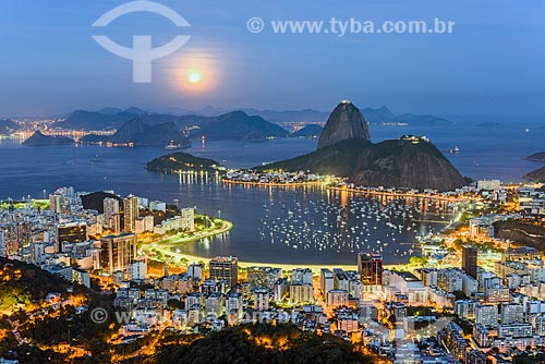  Vista do anoitecer na Enseada de Botafogo com o Pão de Açúcar a partir do Mirante Dona Marta  - Rio de Janeiro - Rio de Janeiro (RJ) - Brasil