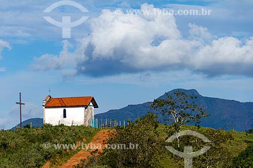  Fachada lateral da Capela de Santa Rita - também conhecida como Capelinha - com a Serra do Descoberto ao fundo  - Guarani - Minas Gerais (MG) - Brasil