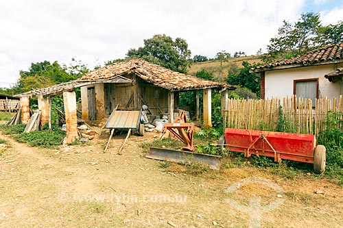  Armazém com equipamentos agrícolas e casa abandona na zona rural da cidade de Guarani  - Guarani - Minas Gerais (MG) - Brasil