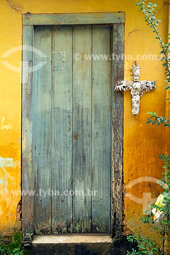  Detalhe de porta de casa na zona rural da cidade de Guarani com cruz de papel  - Guarani - Minas Gerais (MG) - Brasil