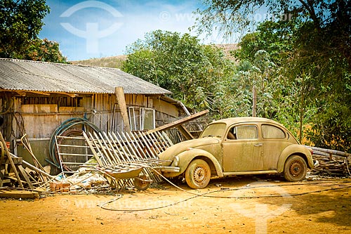  Fusca estacionado perto de armazém na zona rural da cidade de Guarani  - Guarani - Minas Gerais (MG) - Brasil