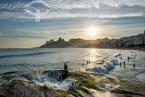  Vista do pôr do sol a partir da Pedra do Arpoador com a Pedra da Gávea e o Morro Dois Irmãos ao fundo  - Rio de Janeiro - Rio de Janeiro (RJ) - Brasil