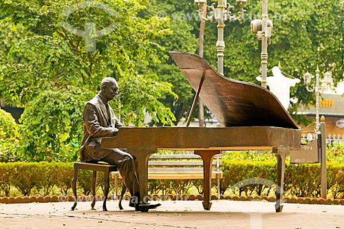  Estátua em homenagem ao compositor Ary Barroso na Praça São Januário  - Ubá - Minas Gerais (MG) - Brasil