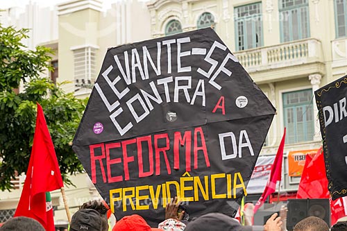  Cartaz que diz: levante-se contra a reforma da previdência - durante a greve geral convocada pelas Centrais Sindicais em 28 de abril de 2017  - Juiz de Fora - Minas Gerais (MG) - Brasil