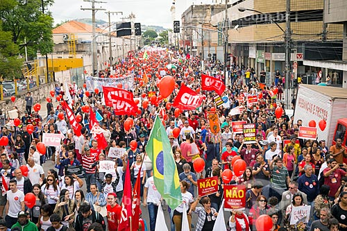  Manifestantes durante a greve geral convocada pelas Centrais Sindicais em 28 de abril de 2017  - Juiz de Fora - Minas Gerais (MG) - Brasil