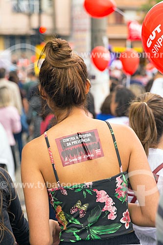  Mulher com adesivo colado ao corpo durante a manifestação contra a reforma da previdência proposta pelo governo de Michel Temer  - Juiz de Fora - Minas Gerais (MG) - Brasil
