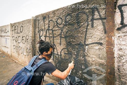  Homem pixando muro pedindo a liberdade para Rafael Braga - preso no Rio de Janeiro durante as manifestações de 2013 - durante a manifestação contra a reforma da previdência  - Juiz de Fora - Minas Gerais (MG) - Brasil
