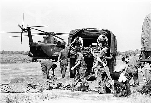  Exército americano transportando os corpos das vítimas do suicídio coletivo no Projeto Agrícola do Templo do Povo  - Georgetown - Região de Demerara-Mahaica - Guiana