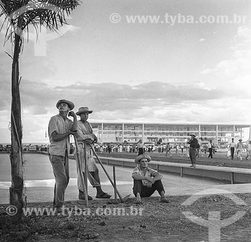  Operários durante a construção da cidade de Brasília com o Palácio do Planalto - sede do governo do Brasil - ao fundo  - Brasília - Distrito Federal (DF) - Brasil