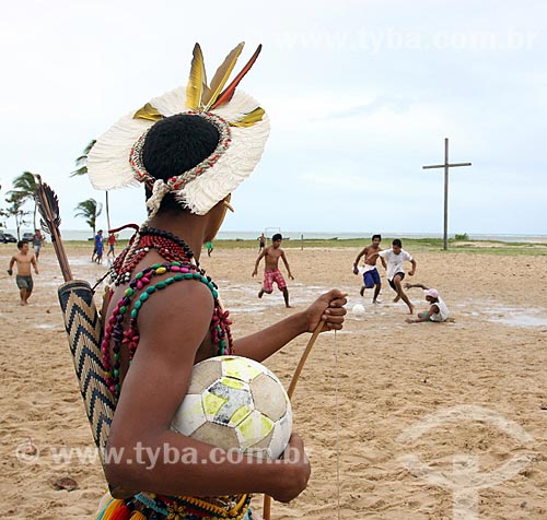  Meninos da tribo Pataxó jogando futebol próximo à Cruz em Coroa Vermelha - região onde desembarcou Pedro Álvares Cabral e onde foi realizada a primeira missa no Brasil  - Santa Cruz Cabrália - Bahia (BA) - Brasil