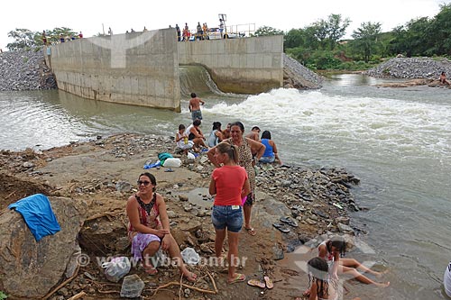  Pessoas tomando banho no Rio Paraíba após receber água do Projeto de Integração do Rio São Francisco  - Monteiro - Paraíba (PB) - Brasil