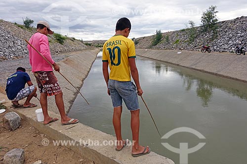  Pescadores no canal de irrigação do Projeto de Integração do Rio São Francisco com as bacias hidrográficas do Nordeste Setentrional  - Monteiro - Paraíba (PB) - Brasil