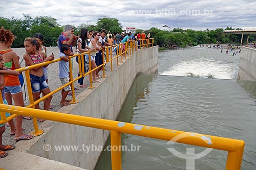  Pessoas observando o vertedouro despejando água no Rio Paraíba - Projeto de Integração do Rio São Francisco  - Monteiro - Paraíba (PB) - Brasil