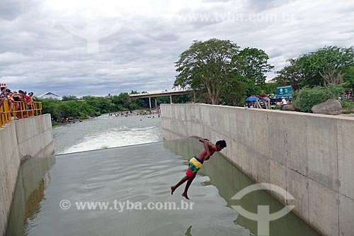  Homem saltando no vertedouro que despeja água no Rio Paraíba - Projeto de Integração do Rio São Francisco  - Monteiro - Paraíba (PB) - Brasil