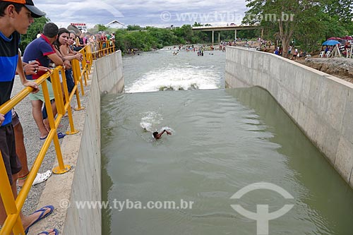  Homem nadando no vertedouro que despeja água no Rio Paraíba - Projeto de Integração do Rio São Francisco  - Monteiro - Paraíba (PB) - Brasil