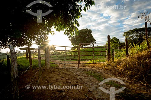  Porteira de fazenda na zona rural da cidade de guarani  - Guarani - Minas Gerais (MG) - Brasil