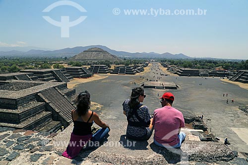  Turistas observando as Ruínas de Teotihuacan a partir da Pirámide de la Luna (Pirâmide da Lua)  - San Juan Teotihuacán - Estado do México - México