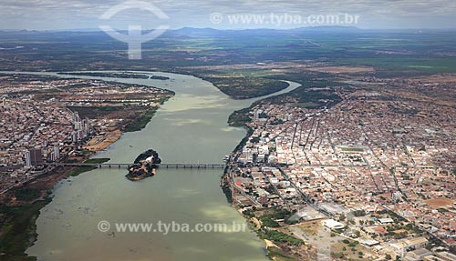  Foto aérea da Ponte Presidente Eurico Gaspar Dutra - liga os municípios de Petrolina (PE) - à esquerda - e Juazeiro (BA) - à direita  - Petrolina - Pernambuco (PE) - Brasil